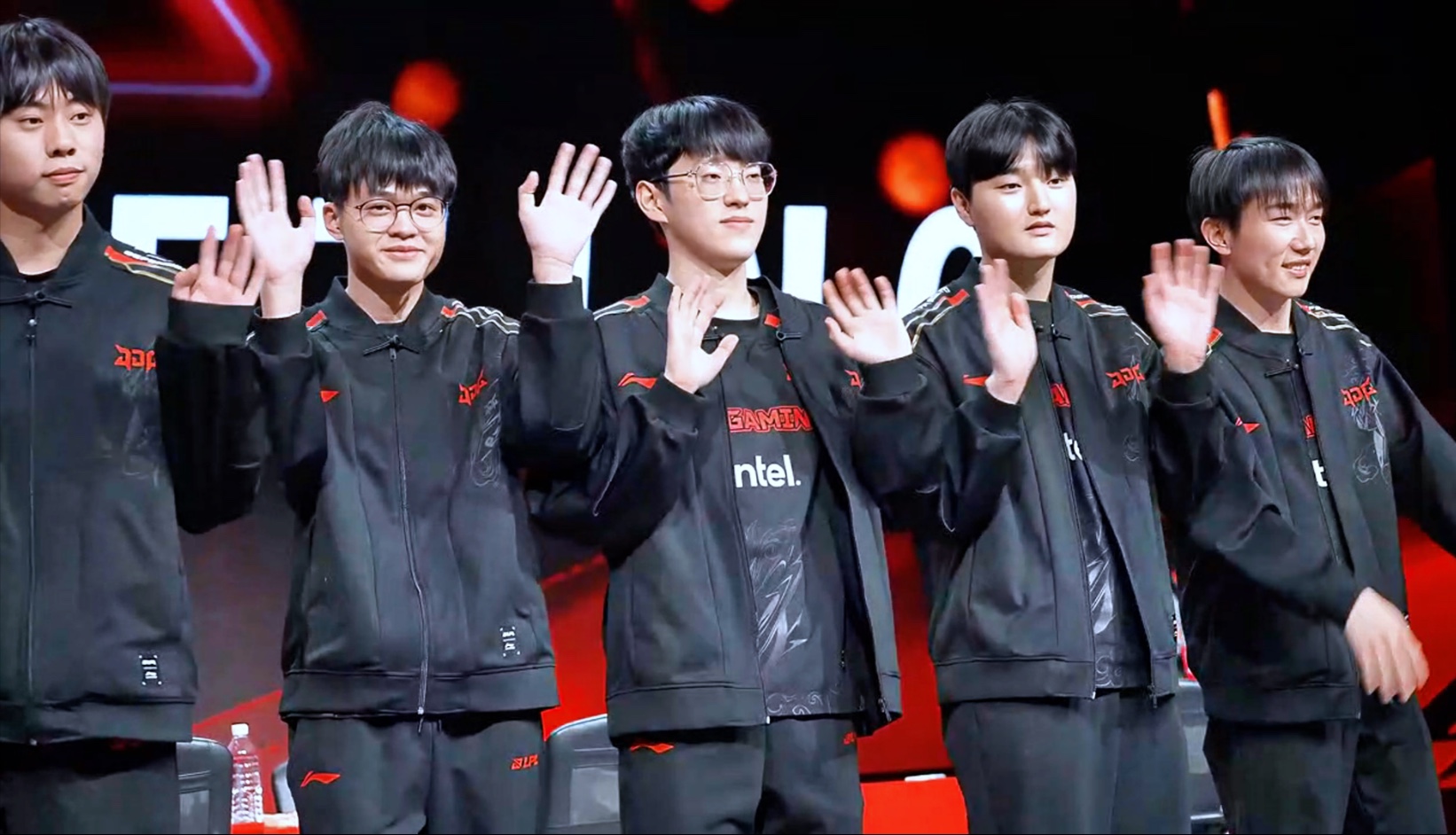 爱游戏体育app-塞尔维亚队前途光明！，Scout新星重返赛场表现突出赛场气氛高涨(塞尔维亚战绩一览表)